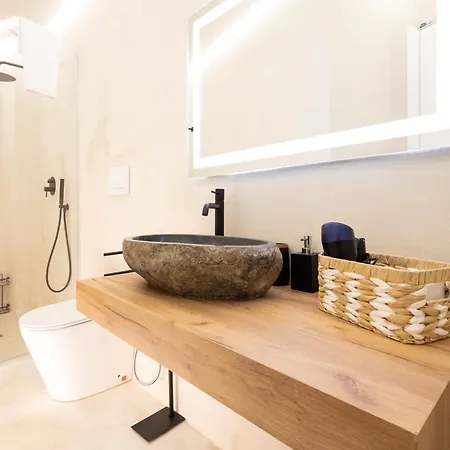 Rada Room&suite ゲストハウス 4*